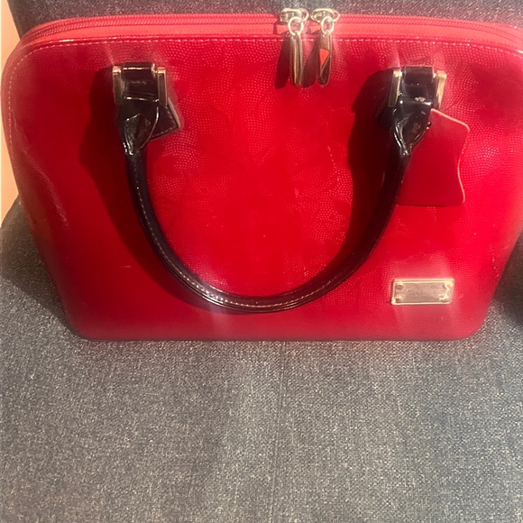 CNKW Elegant Red Handbag - Picture 3 of 12